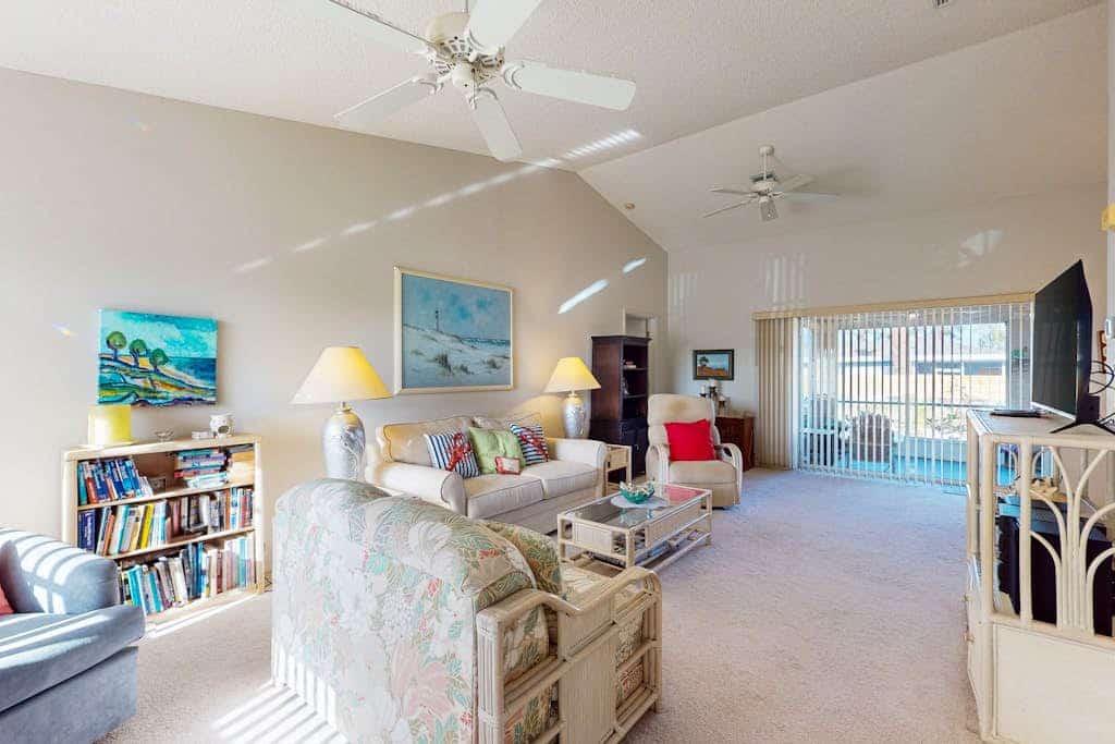 Coastal charm within blocks of the Gulf beaches, snowbird and dog friendly, AC