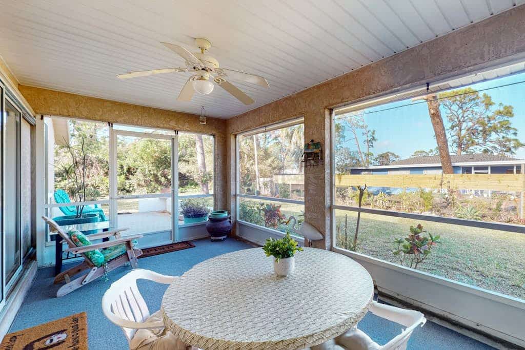 Coastal charm within blocks of the Gulf beaches, snowbird and dog friendly, AC