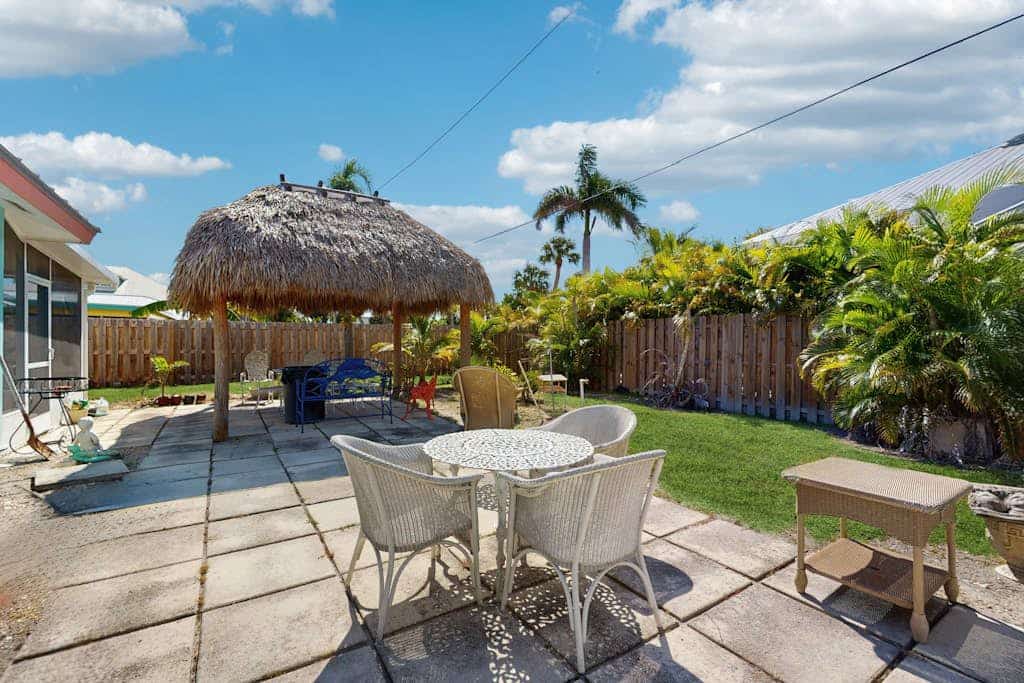 Coastal Cottage walking distance to the beach, internet and washer and dryer
