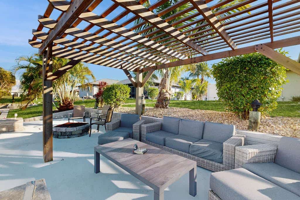 Immaculate home w/ in ground pool, wifi, sundeck and Gulf access