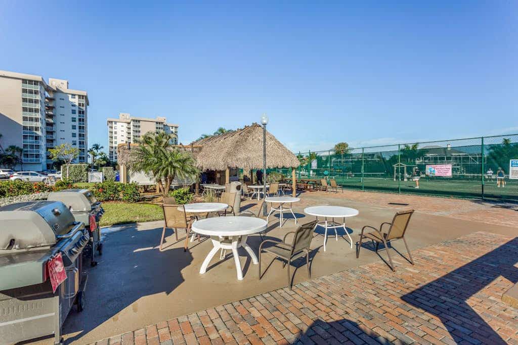 Quaint condo w/private balcony, wifi, community pool & beach access