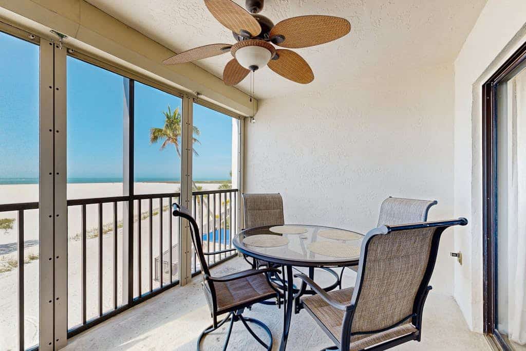 Beachfront Condo, gorgeous views, shared pool and beach access