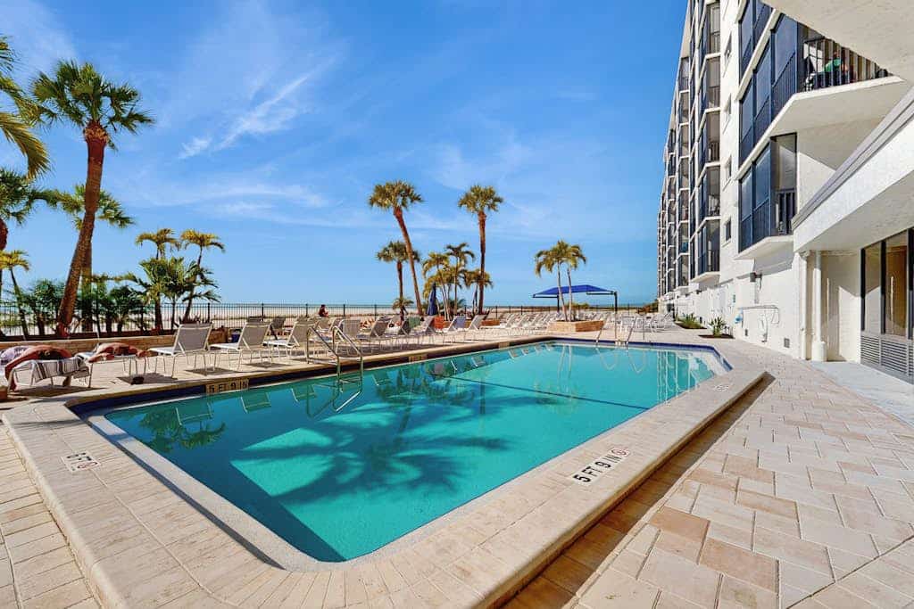 Beachfront Condo, gorgeous views, shared pool and beach access