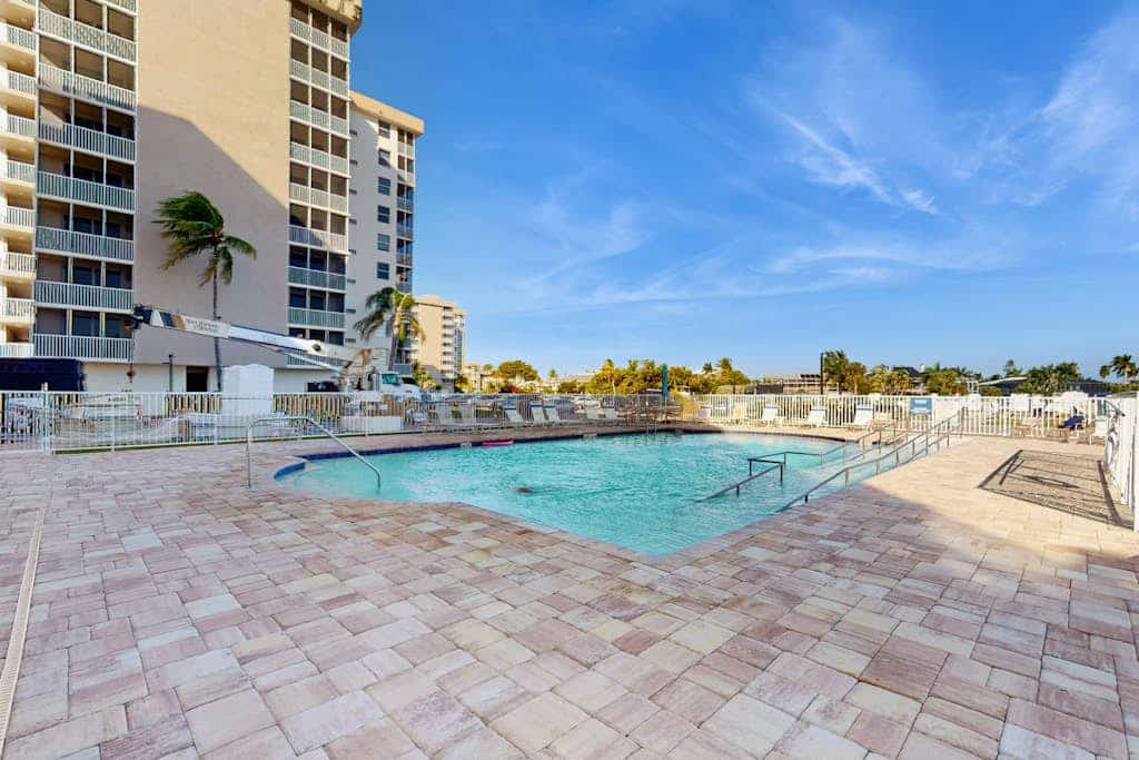 Gorgeous condo with modern upgrades, Gulfviews & shared pool