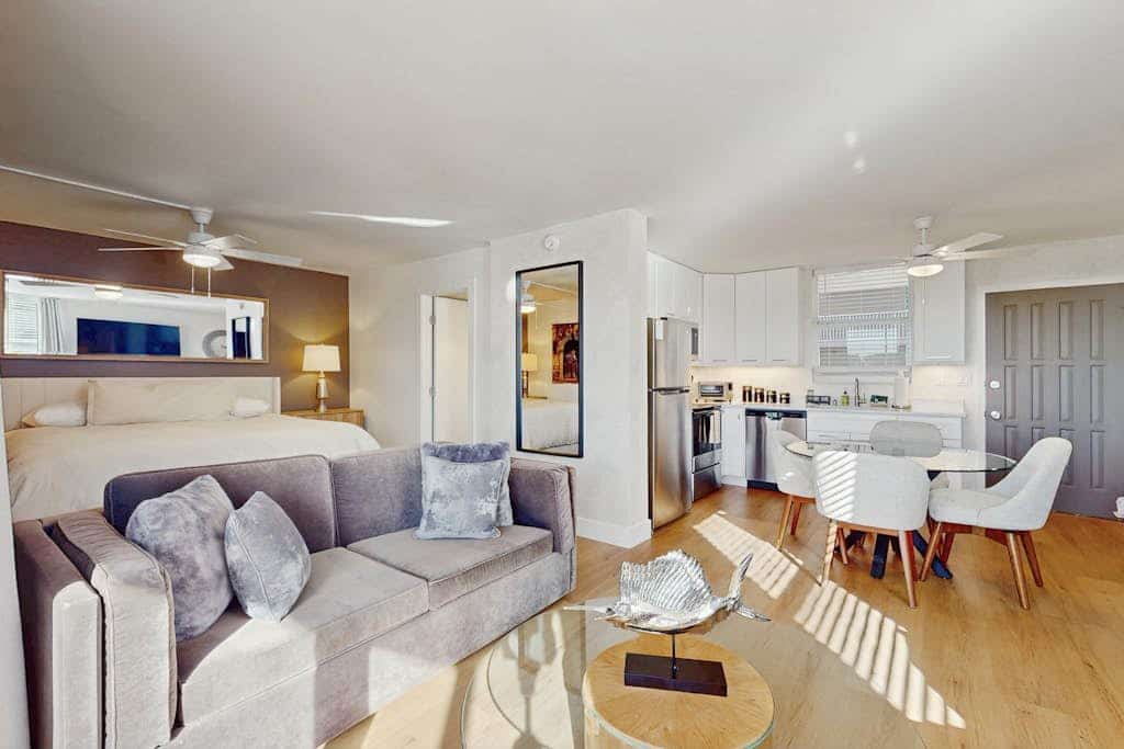 Gorgeous condo with modern upgrades, Gulfviews & shared pool