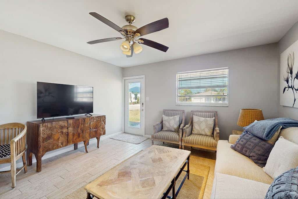 Spacious master duplex w full kitchen, close to beach & shopping