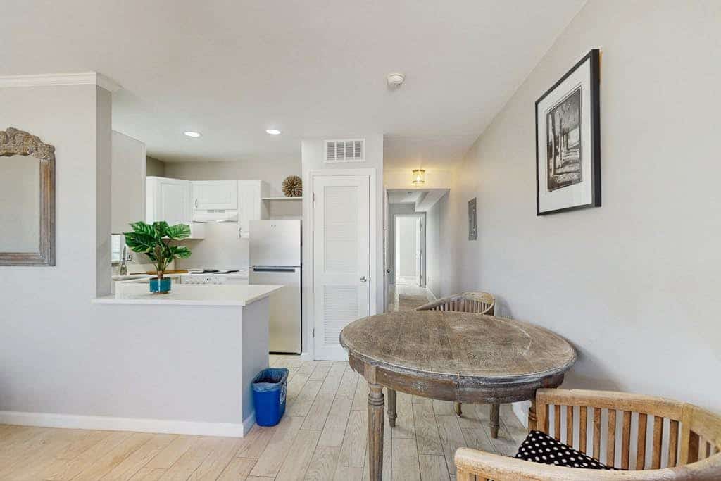 Spacious master duplex w full kitchen, close to beach & shopping