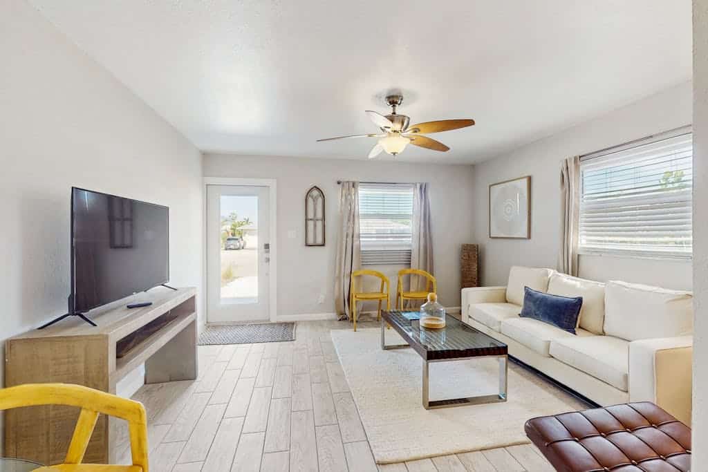 Cozy coastal duplex with full kitchen, close to beach & shopping