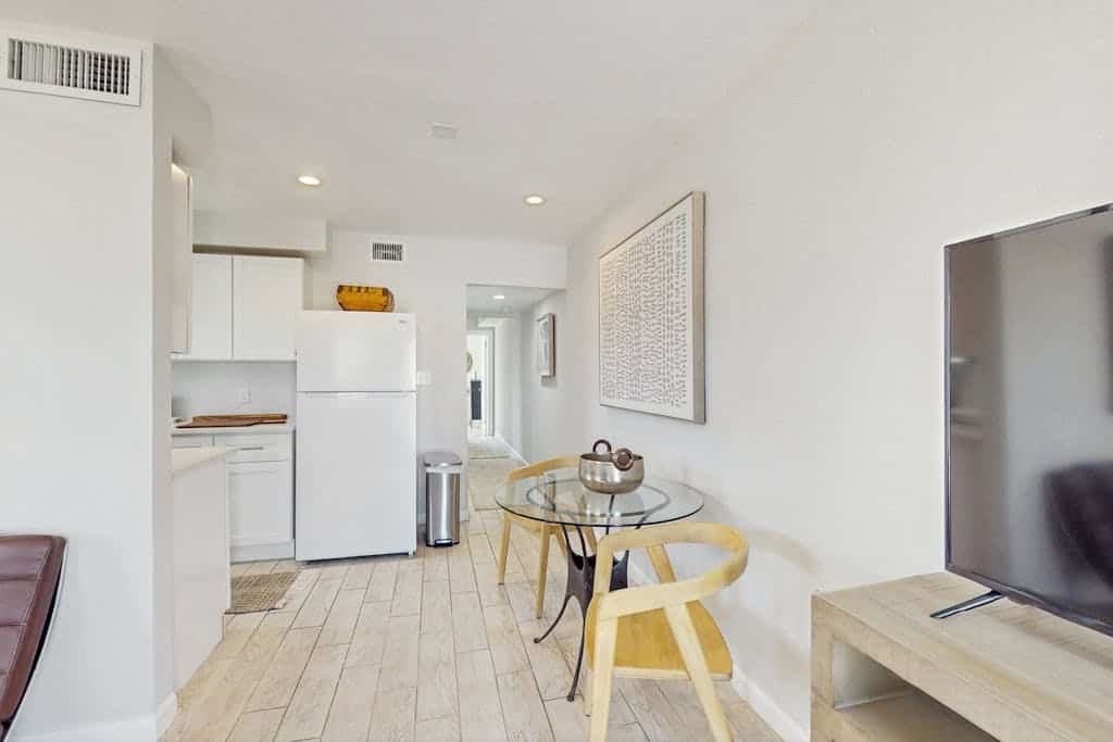 Cozy coastal duplex with full kitchen, close to beach & shopping