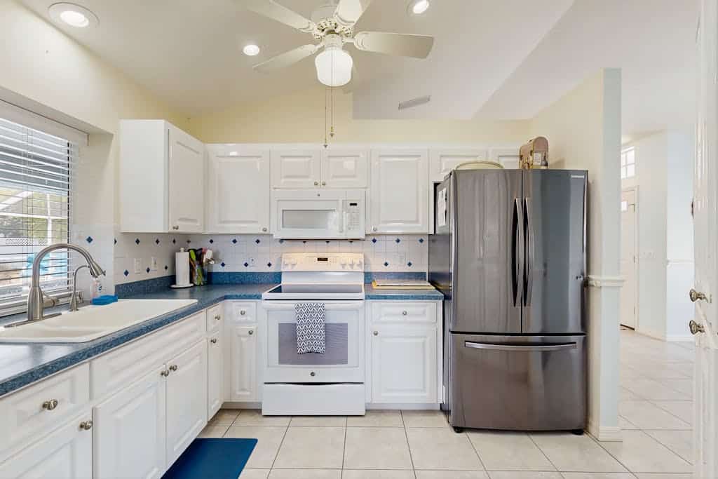 Dog-friendly home w/private salt water in ground pool & close to Shamrock Park