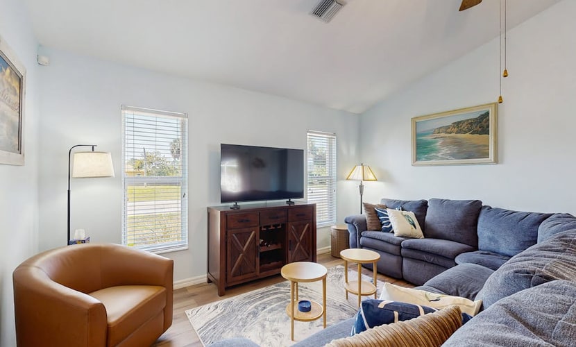 Dog-friendly home w/private salt water in ground pool & close to Shamrock Park