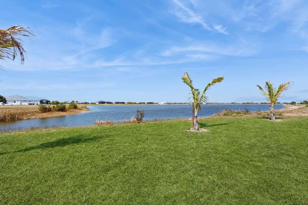 Lakefront lanai living w/ fenced yard, fishing, 10 mins to Gasparilla, Dogs OK