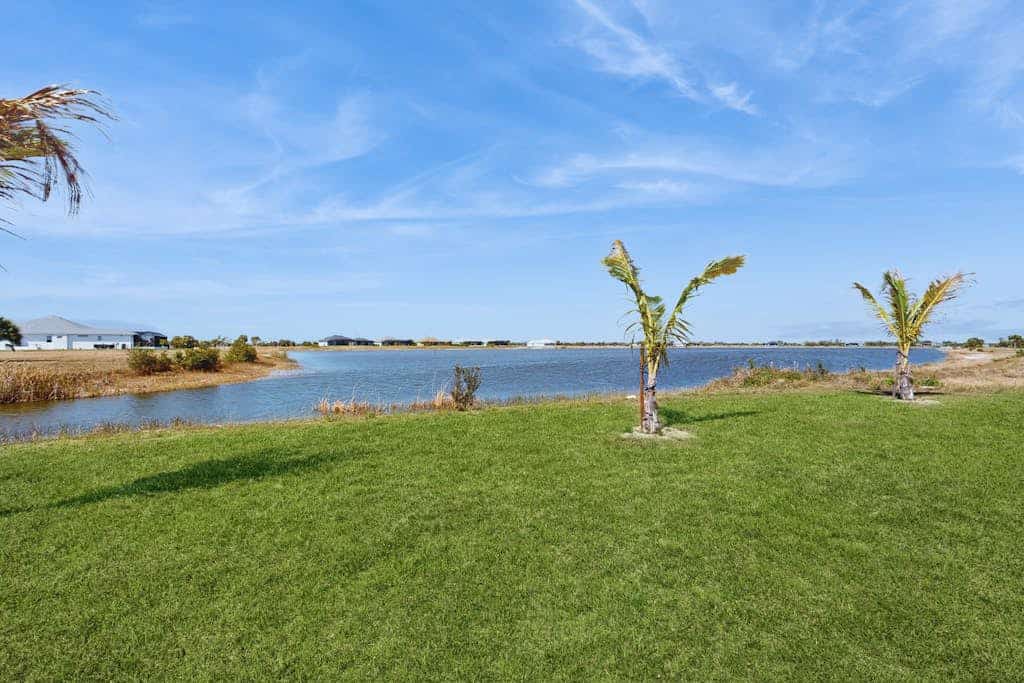 Lakefront lanai living w/ fenced yard, fishing, 10 mins to Gasparilla, Dogs OK