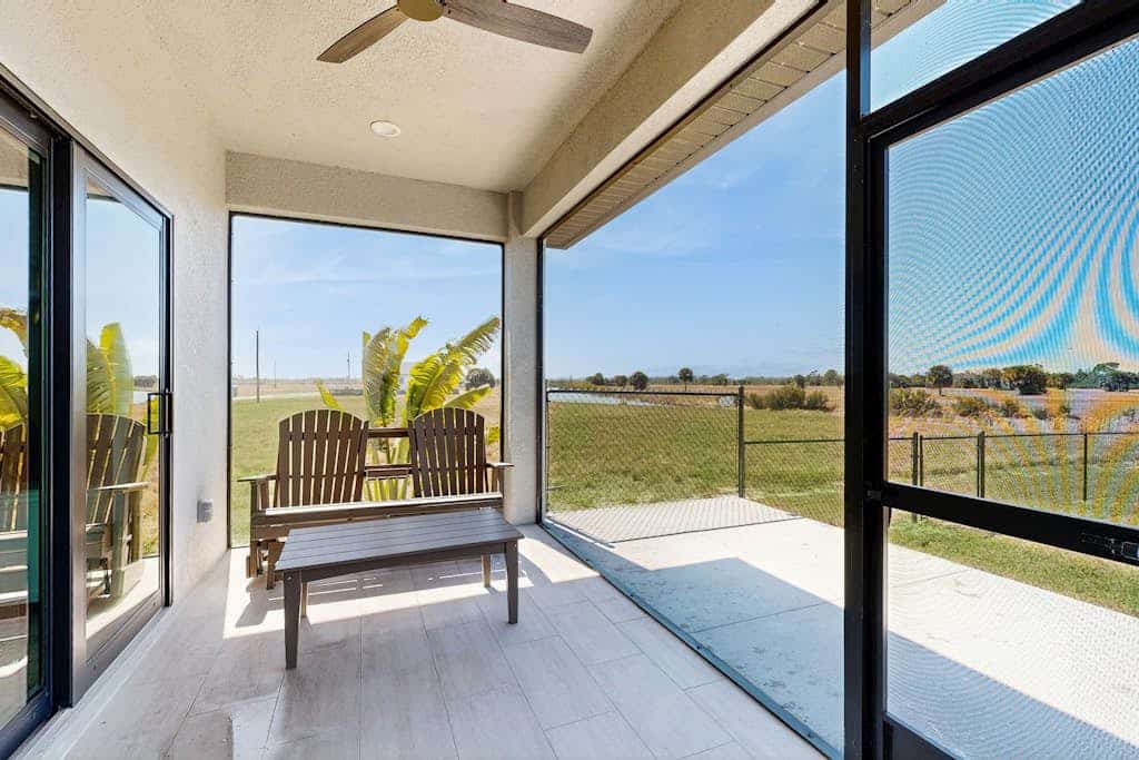 Lakefront lanai living w/ fenced yard, fishing, 10 mins to Gasparilla, Dogs OK