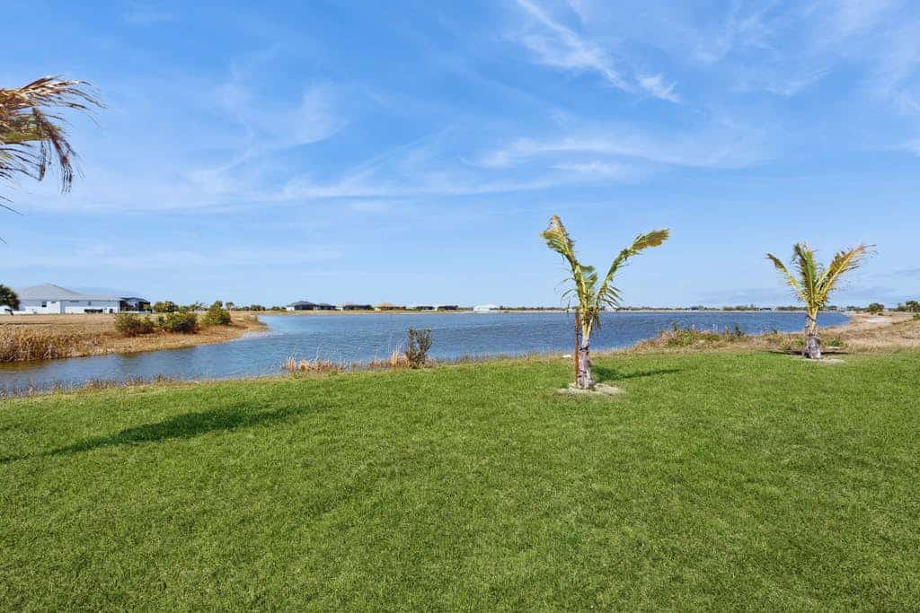 Lakefront duplex escape w/lanai, fishing, fenced yard, golfers paradise, dogs OK