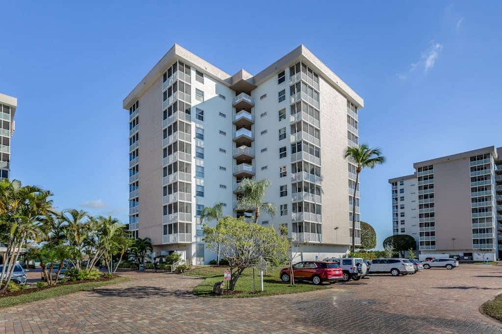 Great location, stunning views, near beach - great for snowbirds