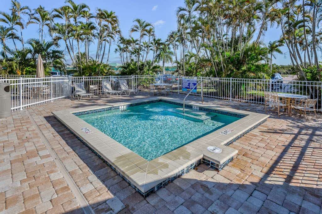 Great location, stunning views, near beach - great for snowbirds