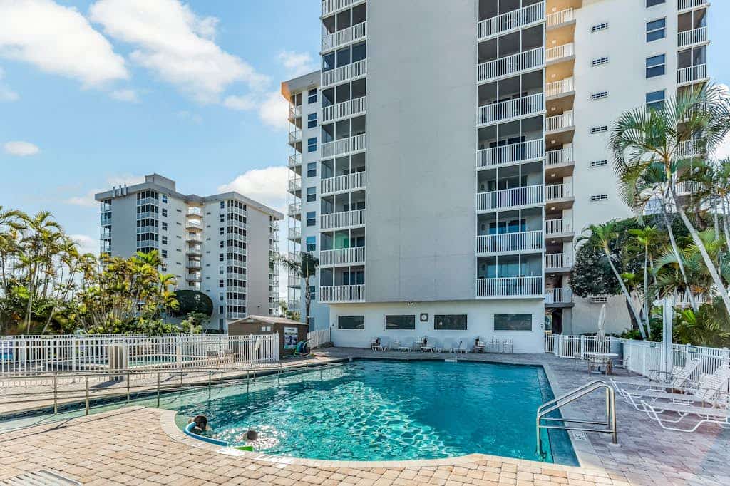 Romantic retreat for two w/ private balcony, tennis, & beach access
