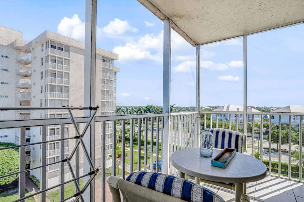 Romantic retreat for two w/ private balcony, tennis, & beach access