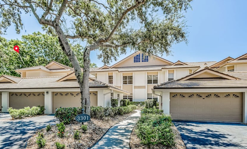 Ground-floor condo on the golf course with decks, pools & AC - snowbird-friendly