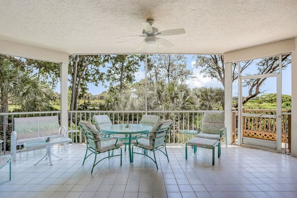 Ground-floor condo on the golf course with decks, pools & AC - snowbird-friendly