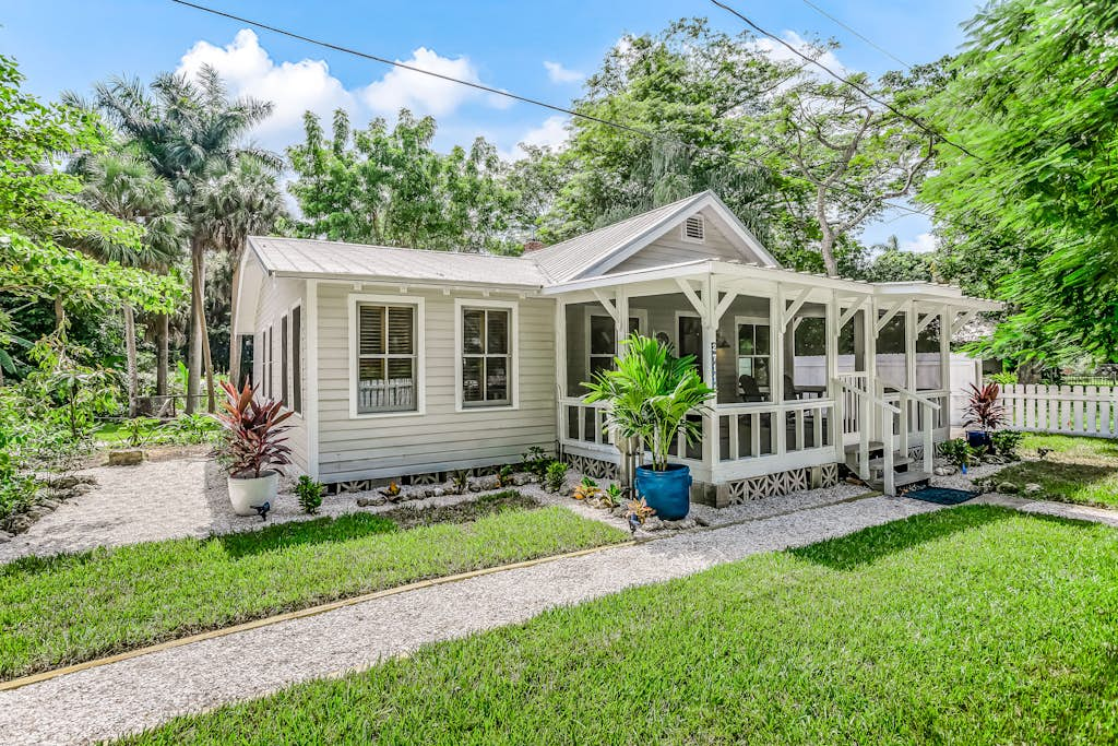 The Tucker House - Historical Bonita Cottage