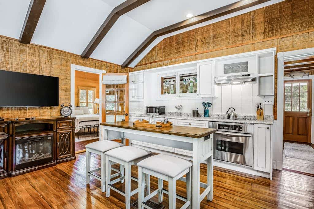 Snowbird-friendly historical cottage with high-speed WiFi & washer/dryer