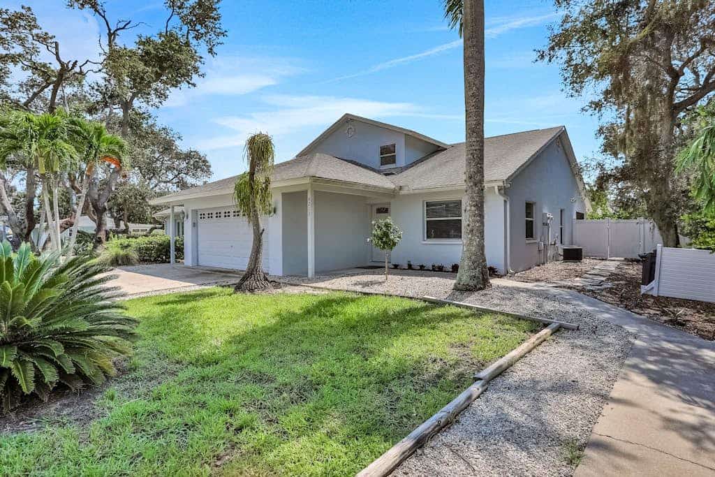 Charming getaway in prime location with fast WiFi, W/D, and central AC