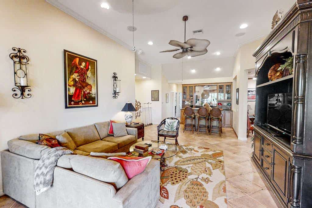 Gated-entry townhome with on-site golf, pool, gym, clubhouse & rec amenities