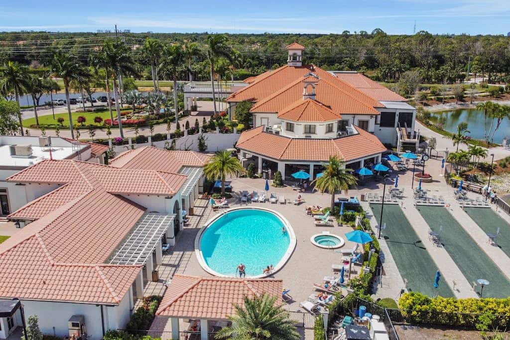 Gated-entry townhome with on-site golf, pool, gym, clubhouse & rec amenities