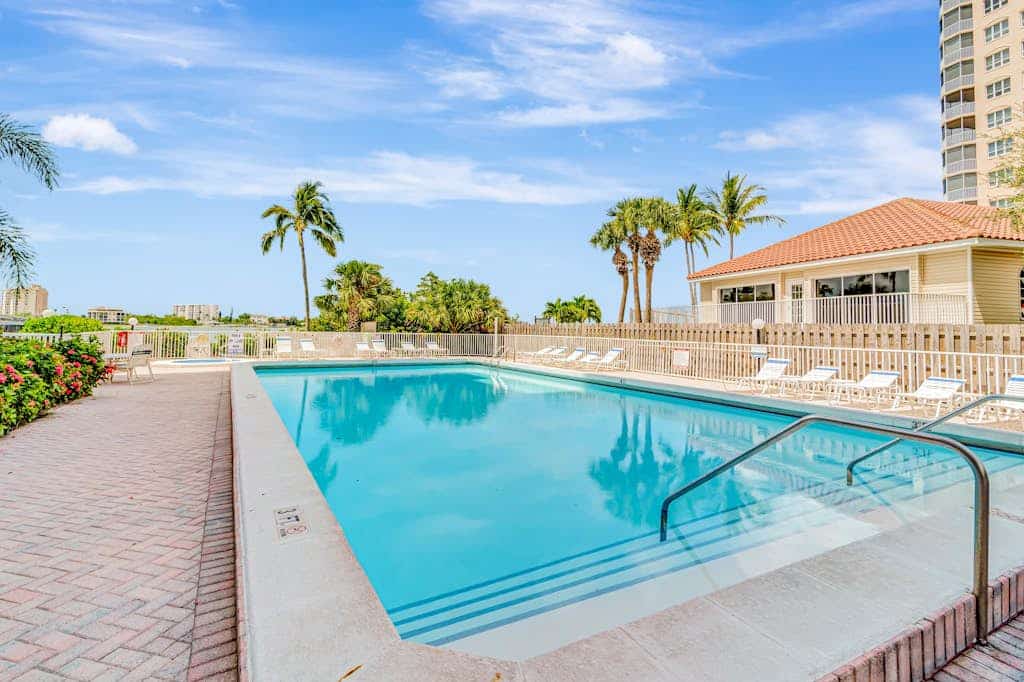 Panoramic water views, pool, private beach, AC, WIFI and close to Gulf beaches