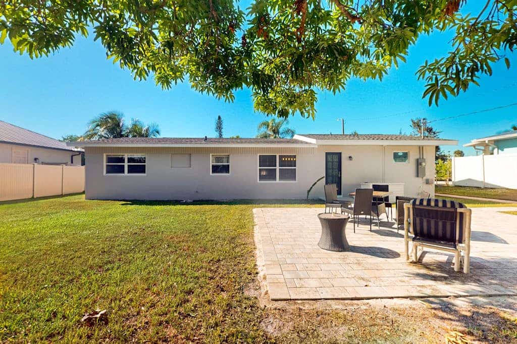 Charming home w/ guest house- near the beach -  spacious yard with patio