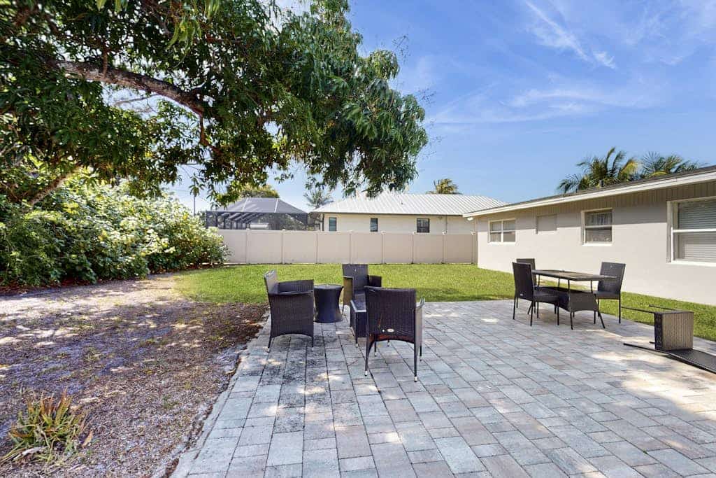 Charming home w/ guest house- near the beach -  spacious yard with patio