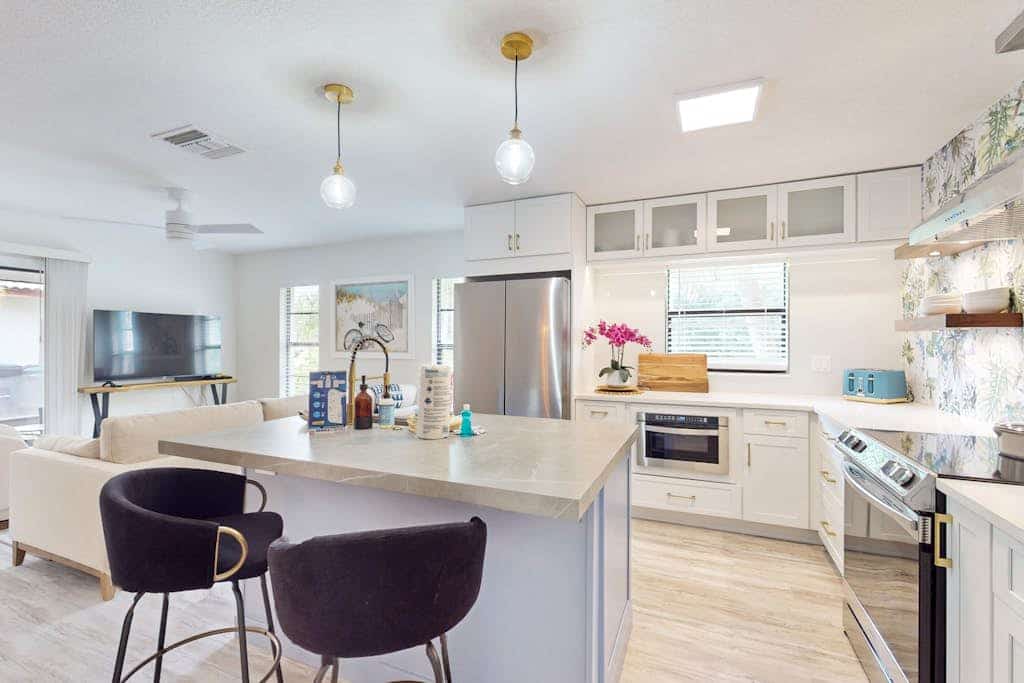 Charming home w/ screened-in porch, beach chairs, WiFi, and nearby nature parks