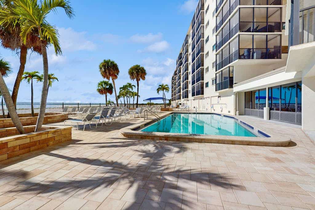 Beachfront condo with balcony, community pool, and Wifi
