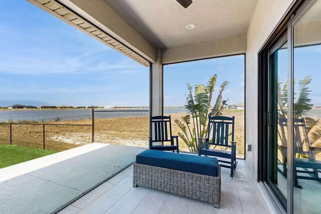 Lakefront lanai living w/ fenced yard, fishing, golfers paradise, Dogs OK
