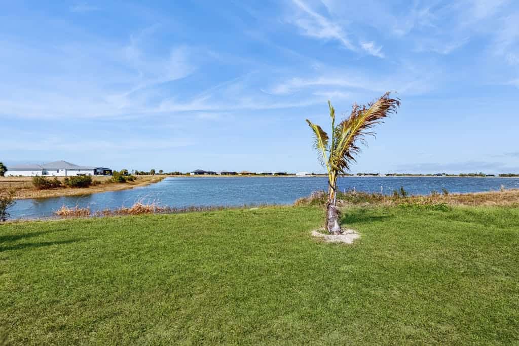 Lakefront lanai living w/ fenced yard, fishing, golfers paradise, Dogs OK