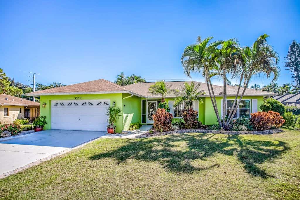 Beautiful home with private pool & lanai - near beaches & parks