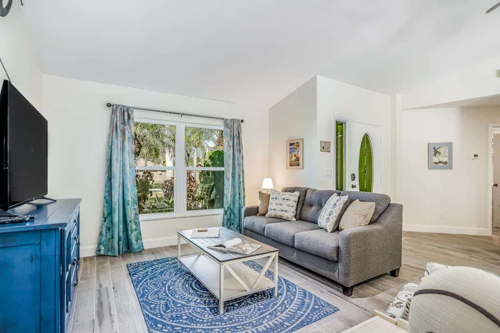 Beautiful home with private pool & lanai - near beaches & parks