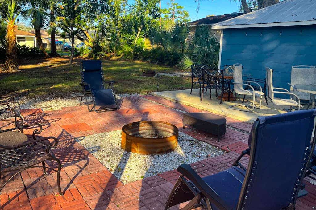 Classic dog-friendly cottage with kitchen, washer/dryer, & central AC
