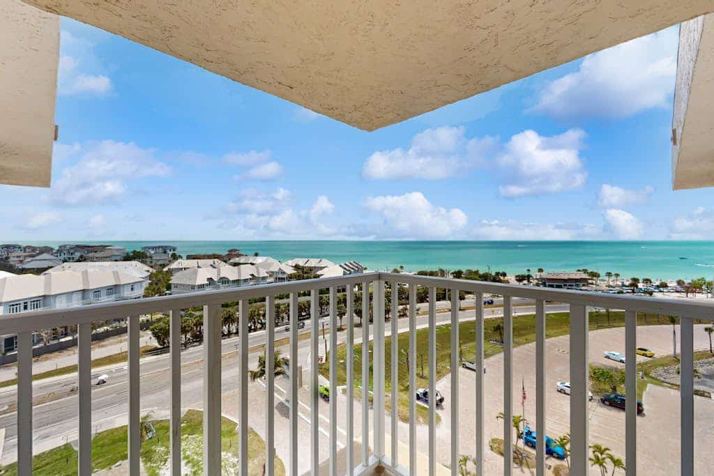 Dazzling condo with internet, full kitchen, & panoramic views