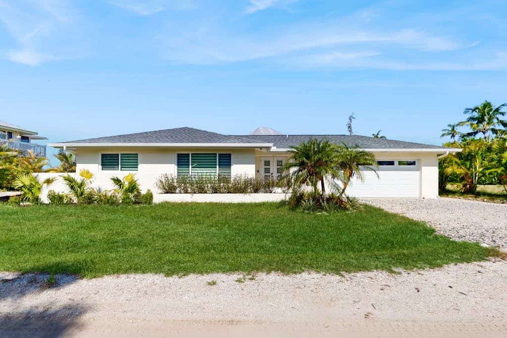 Charming home near the ocean with gas grill, AC & Wifi