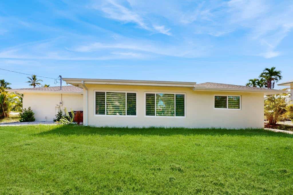Charming home near the ocean with gas grill, AC & Wifi