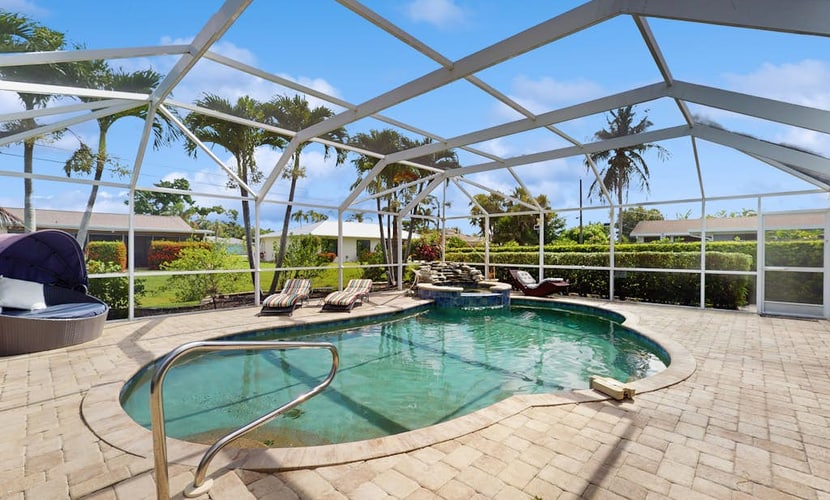 Cozy home with private pool, lanai, & washer and dryer - pool spa