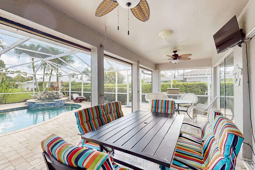 Cozy home with private pool, lanai, & washer and dryer - pool spa
