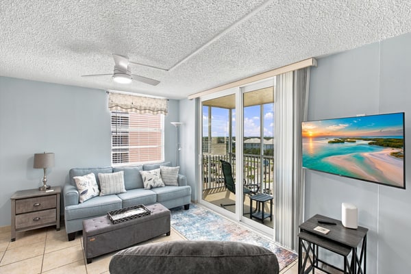 Gulf view studio with shared pool, steps to the beach, and internet