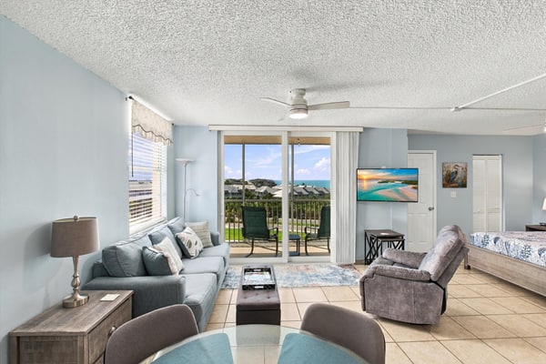 Gulf view studio with shared pool, steps to the beach, and internet