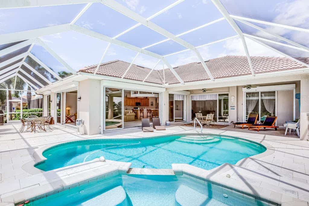 Waterfront Haven w/ a Private Pool, Pool Spa, Fast WiFi & Full Kitchen
