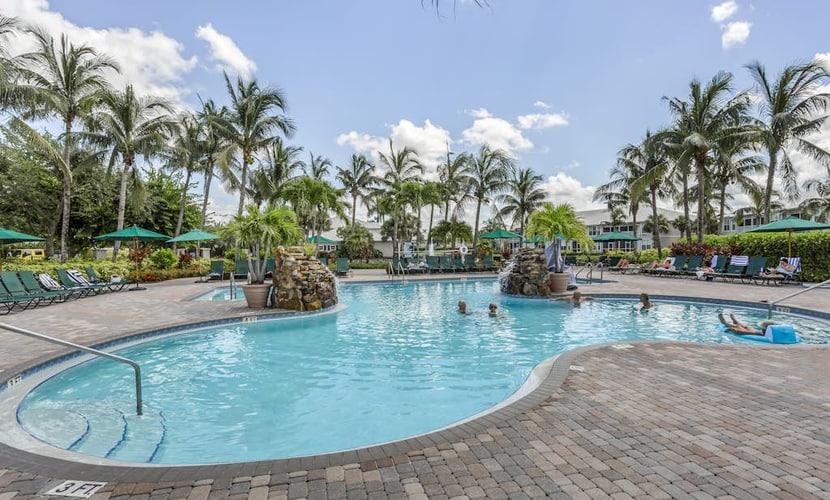 Spacious 2nd-floor condo with lake/golf view - walk to restaurant, tennis & pool