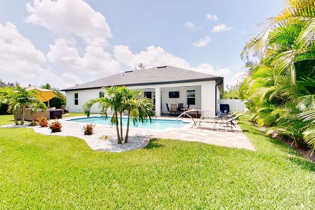 Exquisite home with Heated Pool & Firepit, enclosed yard